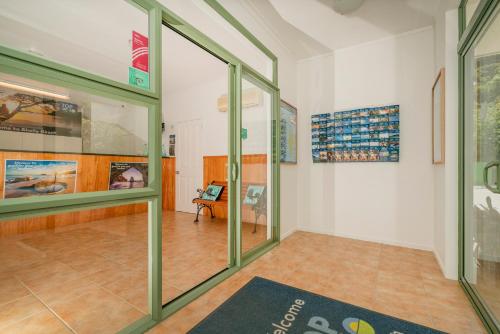 ทางเข้า, Shelly Beach TOP 10 Holiday Park Inn in โคโรแมนเดล