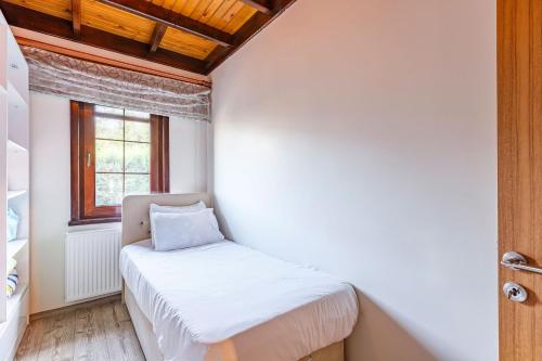 Dazzling Triplex with Shared Pool and Garden in Sapanca