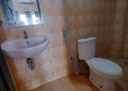 Bathroom, Hotel Mulia Kendari RedPartner in Mandonga