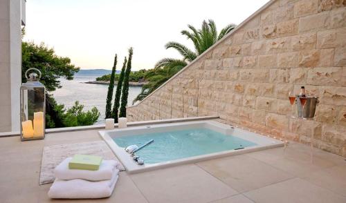 Luxury Beachfront Villa Silvery Moon with private pool jacuzzi sauna and gym on Brac island - Sumartin - image 6