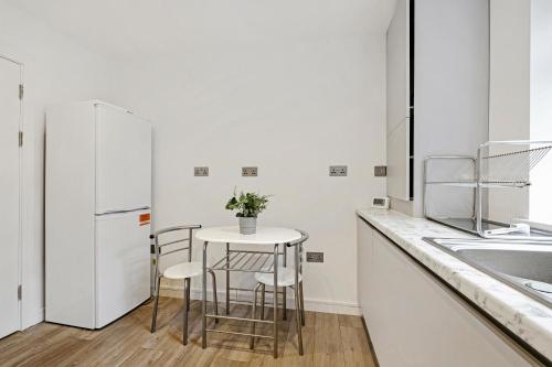 St Martins House Luxury 2 Bedroom Apartments Ruislip - image 7