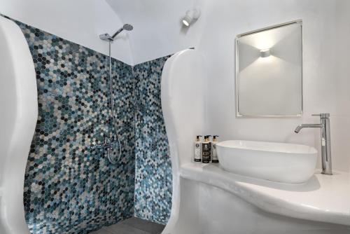 Standard Double Room with Caldera & Sea View image 6