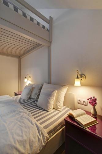 1 queen bed, 1 bunk bed