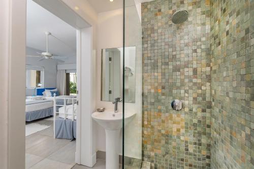 Five-Bedroom House image 10