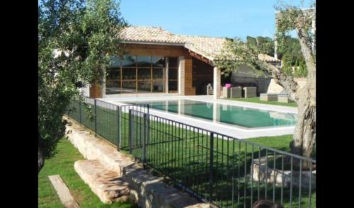 Solsona Villa Sleeps 15 with Pool gîte à louer Su