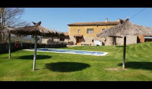 Solsona Villa Sleeps 17 with Pool gîte à louer Ardèvol