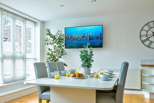 School Path Ironbridge Townhouse with Roof Terrace