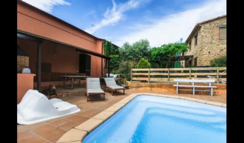Villa in Girona Sleeps 4 with Pool and Air Con gîte à louer Gérone