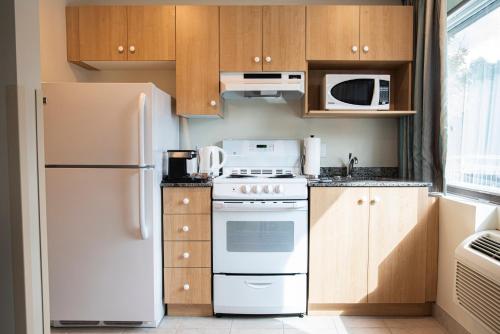 Kitchen, The Business Inn in Ottawa (ON)