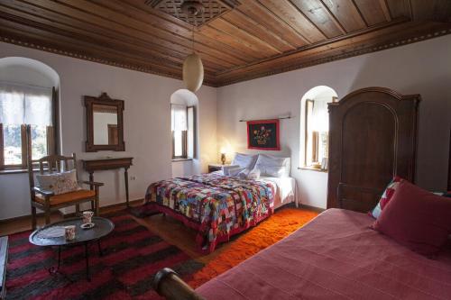 1 double bed, 1 twin bed