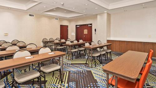 Holiday Inn Express Hotel and Suites Conroe By IHG - 회의실/연회장