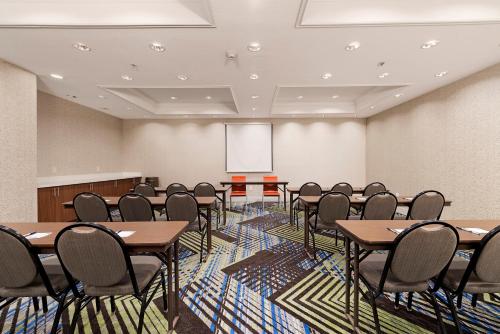 Holiday Inn Express Hotel and Suites Conroe By IHG - 회의실/연회장