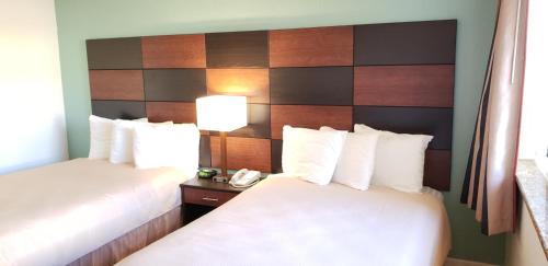 Bed, Oceanfront Inn and Suites - Ormond near Riptides Raw Bar & Grill