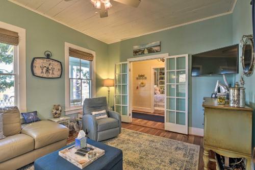 Charming Coastal Cottage 5 Blocks to Beach! - image 12