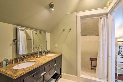 Charming Coastal Cottage 5 Blocks to Beach! - image 4