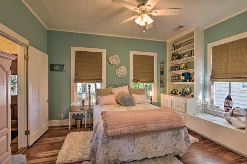 Charming Coastal Cottage 5 Blocks to Beach! - image 5