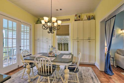 Charming Coastal Cottage 5 Blocks to Beach! - image 8