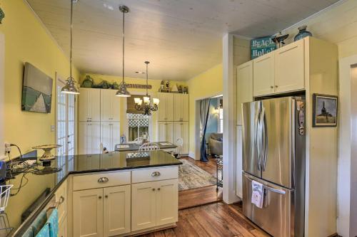 Charming Coastal Cottage 5 Blocks to Beach! - image 6