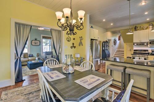 Charming Coastal Cottage 5 Blocks to Beach! - image 7