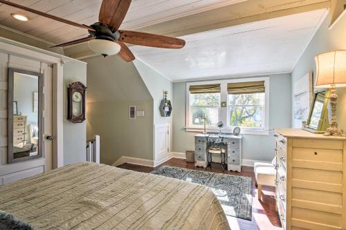Charming Coastal Cottage 5 Blocks to Beach! - image 3