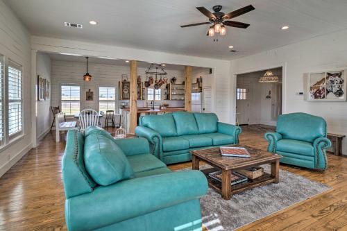 Hot Tub & Game Room! Family Schulenburg Retreat in كولومبوس