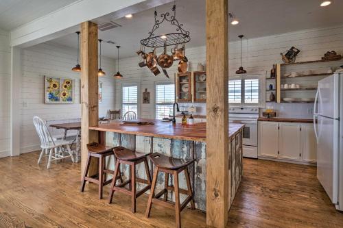 Hot Tub & Game Room! Family Schulenburg Retreat in كولومبوس