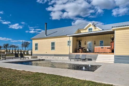 Schulenburg Retreat with Private Pool and Hot Tub