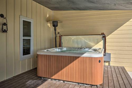 Hot Tub & Game Room! Family Schulenburg Retreat in كولومبوس