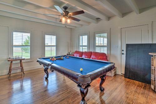 Pool, Hot Tub and Game Room Schulenburg Retreat Pool, Hot Tub and Game Room Schulenburg Retreat