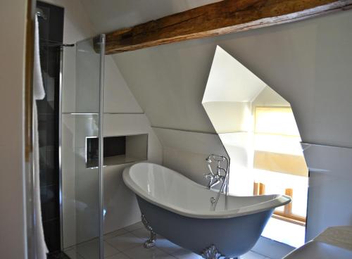 Ванна кімната, Hotel Les Deux Chevres Gevrey-Chambertin in Жеврі-Шамбертон