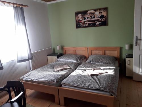 1 double bed, 2 twin beds