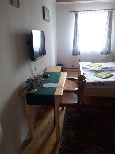 1 double bed, 2 twin beds
