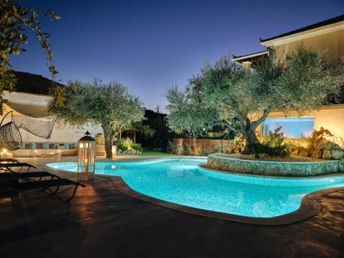 Villa Castelletto heated pool jacuzzi