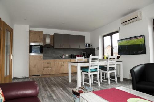 EXKLUSIVE Ferienwohnung mit Balkon, 2 Schlafzimmer im HAUS SERTURNER 9.2km von Eimen entfernt