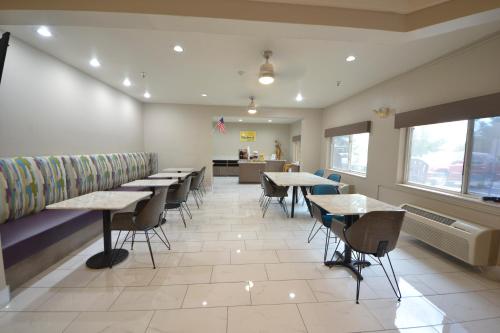 مطعم, Days Inn & Suites by Wyndham Airport Albuquerque in Albuquerque International Airport