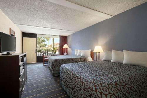 Pool Side Studio with Two Double Beds - Non-Smoking