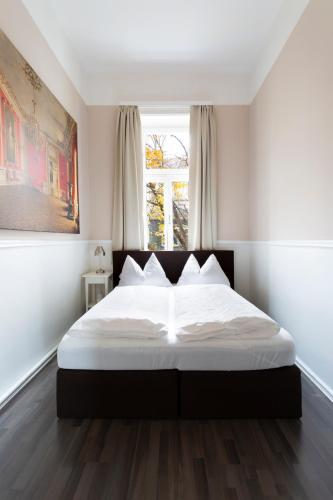 Small Double Room image 8