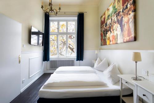 Small Double Room image 7