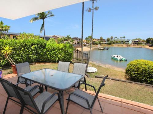 Comfortable Two Bedroom Apartment on canal, Mooloolaba