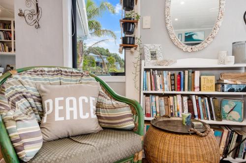 Waipu Cove Palm Cottage - Waipu Cove Holiday Home photo 4