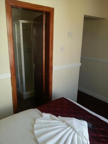 Lynwood Hotel - image 7