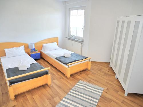 SUNNYHOME Monteurwohnungen und Apartments in Schwandorf 6.4km von Steinberg am See entfernt