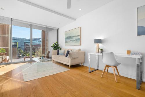 One Bedroom Apartment With Parking image 8
