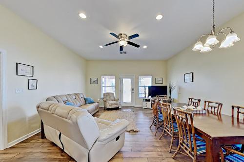 New Bella Vista Beach Home - Year-Round Pool Spa home - image 3