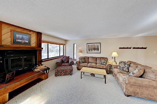 Ski-In Getaway - Hot Tubs & Pool - Walk to Dining condo - image 2