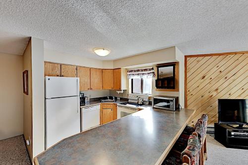 Ski-In Getaway - Hot Tubs & Pool - Walk to Dining condo - image 5
