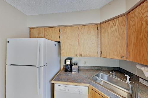 Ski-In Getaway - Hot Tubs & Pool - Walk to Dining condo - image 6