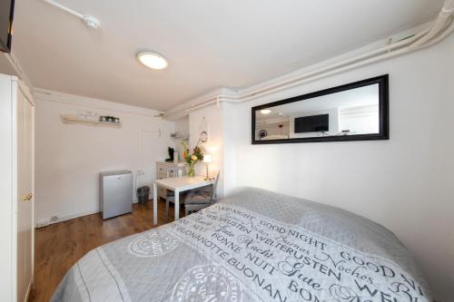 Double Room with Private External Bathroom image 1