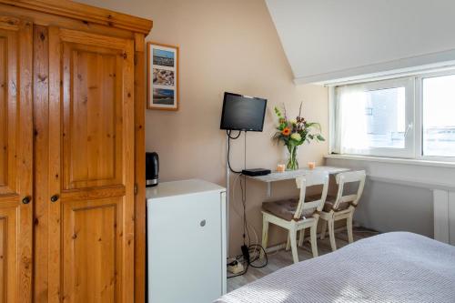 Double Room with Private External Bathroom image 9