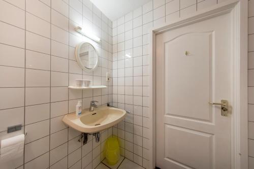 Double Room with Private External Bathroom image 8